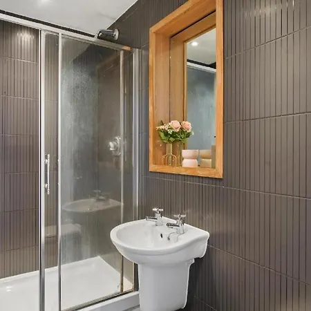 Charming Duplex Penthouse - Great Location ليدز