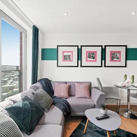Charming Duplex Penthouse - Great Location * ليدز