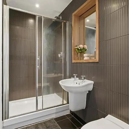 شقة Charming Duplex Penthouse - Great Location *