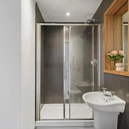 Charming Duplex Penthouse - Great Location ليدز